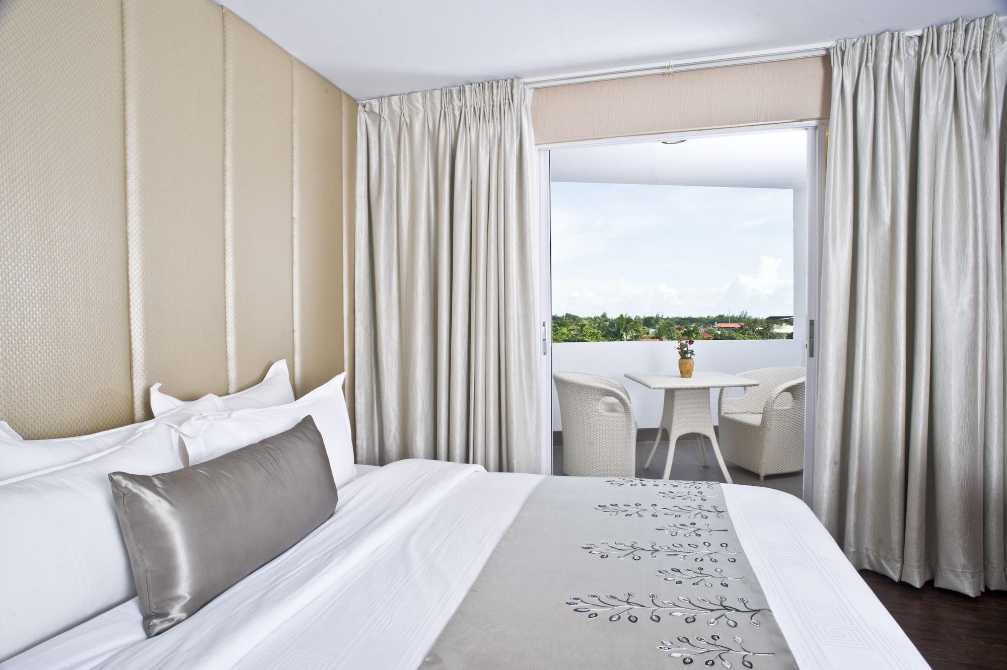 Goldberry Suites & Hotel Mactan Đảo Mactan Ngoại thất bức ảnh