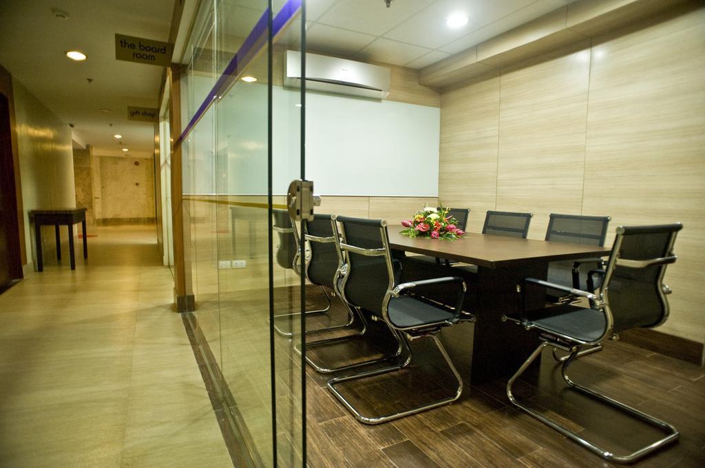 Goldberry Suites & Hotel Mactan Đảo Mactan Ngoại thất bức ảnh