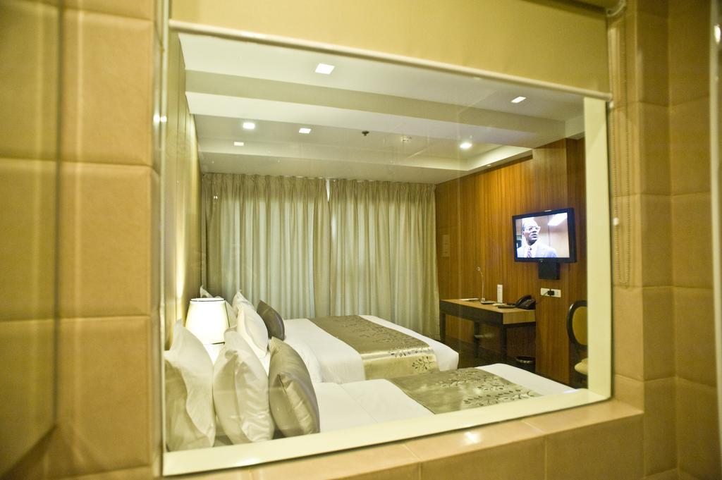 Goldberry Suites & Hotel Mactan Đảo Mactan Ngoại thất bức ảnh