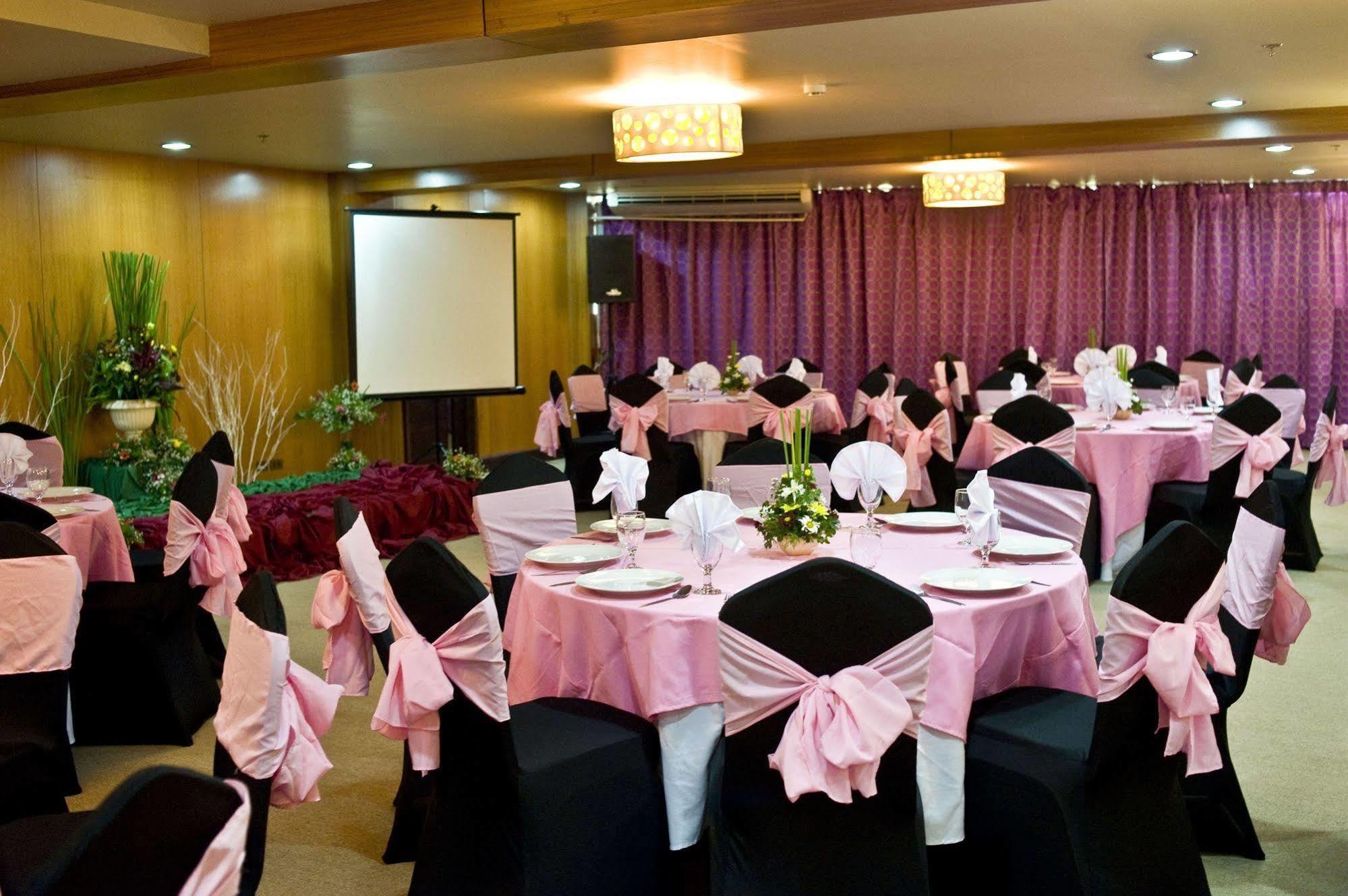 Goldberry Suites & Hotel Mactan Đảo Mactan Ngoại thất bức ảnh